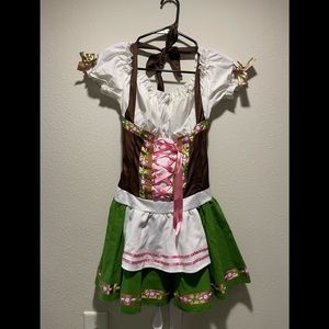 Adult women’s beer-maid Halloween costume